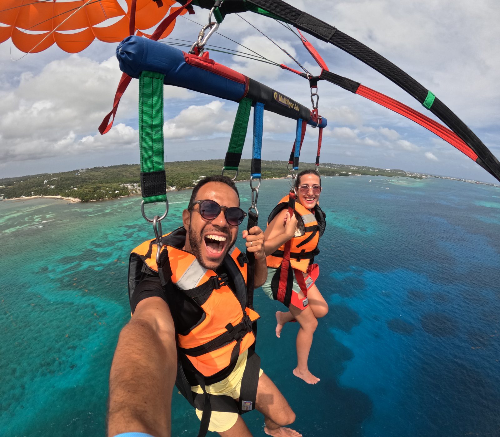 Casal no parasail sobre o mar de San Andrés