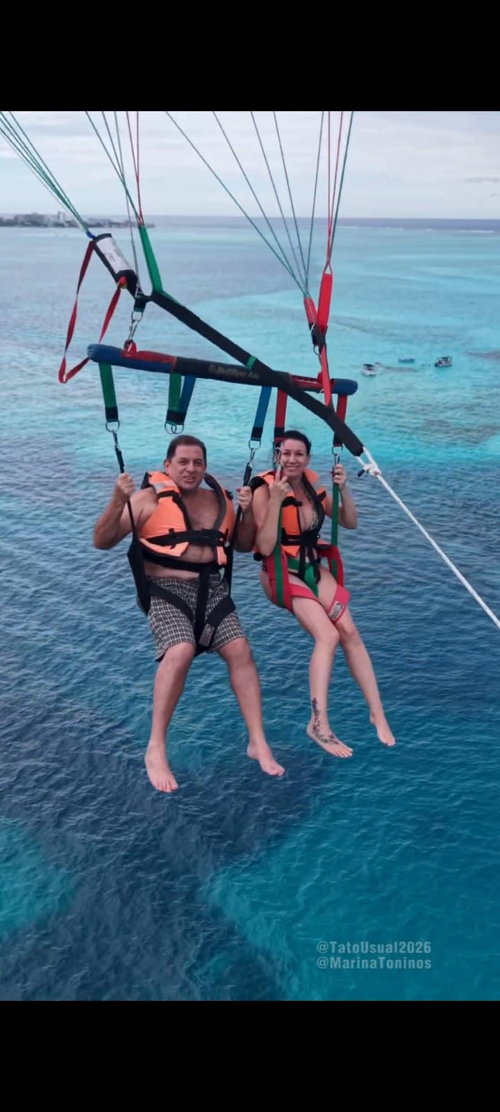 Casal no parasail sobre o mar de San Andrés