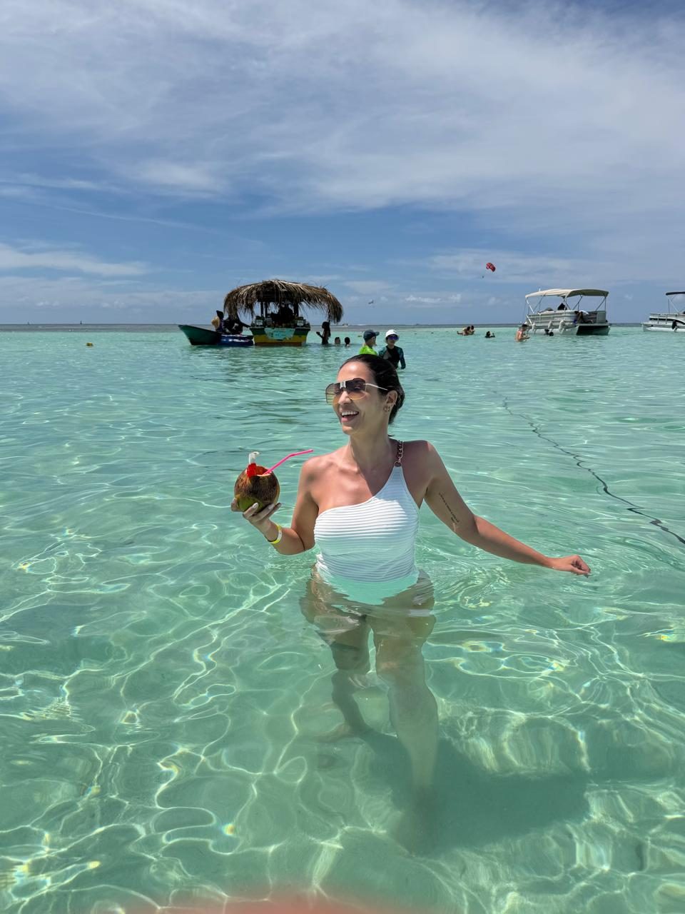 Cliente com coco no mar azul-turquesa